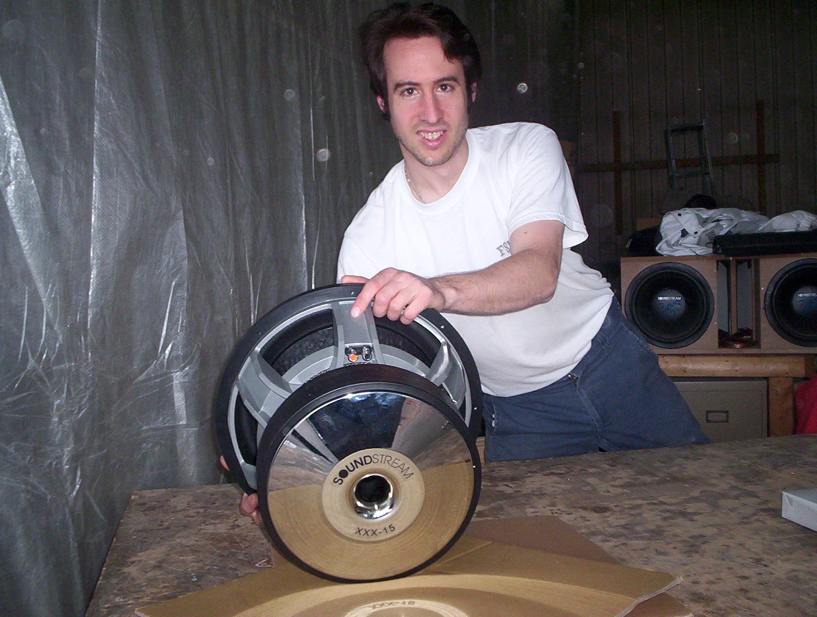 Vincent Robert avec un haut-parleur Soundstream à l'époque d'Audio Fidélité